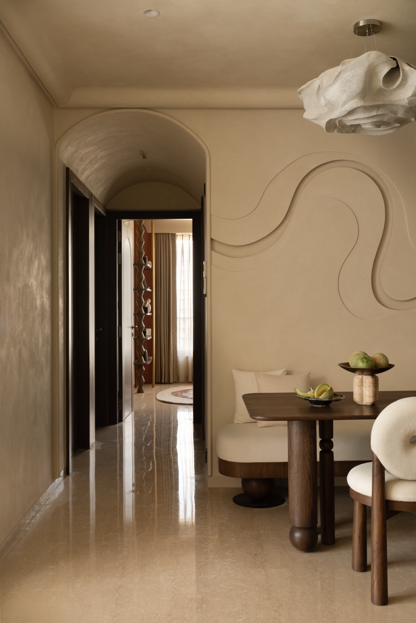 The corridors continue the curvilinear format with arched ceilings. Rohini chose to maintain a neutral aesthetic with limewashed walls and marble flooring
