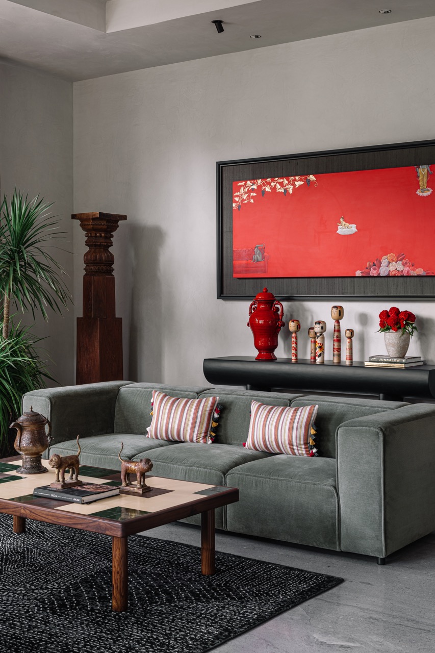 In the formal living room, the Manjunath Kamath painting is a particular favourite. The objects and artefacts are from HeritageBlend the Studio, the
pillar was procured from Fort Kochi, and the coffee table is from Within Design