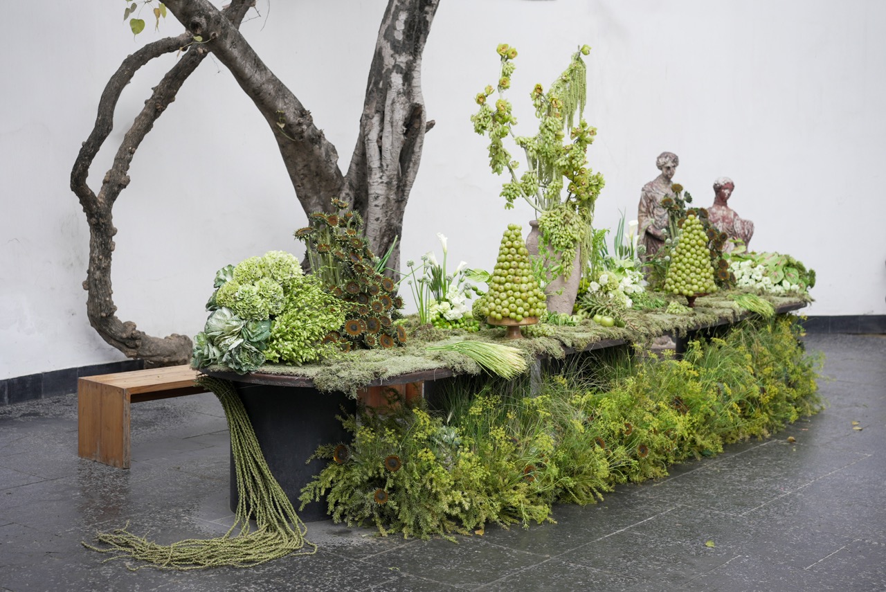 A tablescape by Lalima for Asian Paints’ Colour of the Year, ‘Moonlit Silk’, brings together seasonal produce – amla garlands, brinjal, snow peas, and sunflowers in unexpected ways 