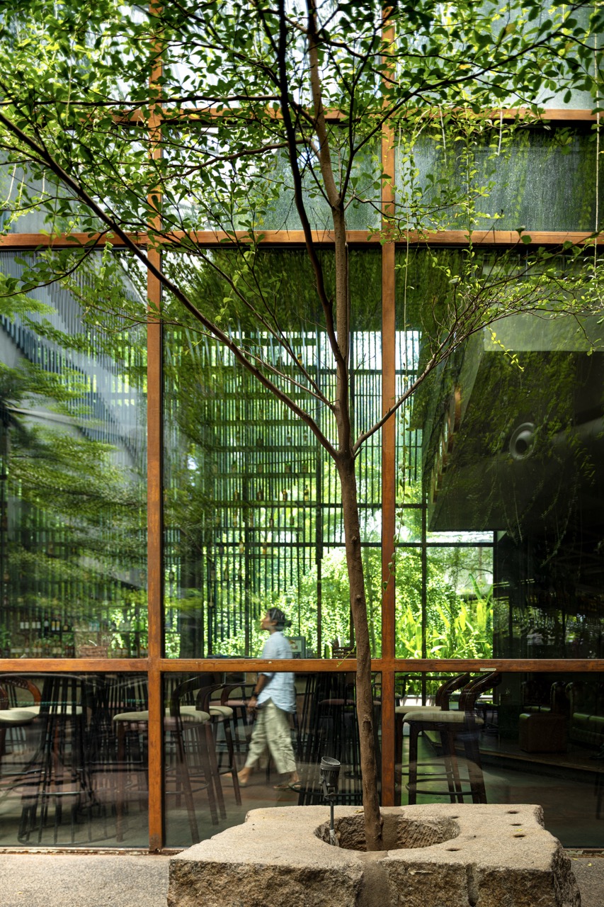 Here, the brewery’s indoor-outdoor language is reflected through glass and layers of greenery
